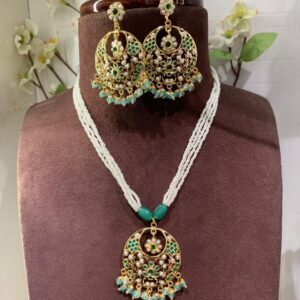 Festive Emerald Pendant Set with intricate craftsmanship