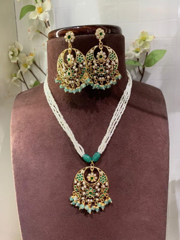 Festive Emerald Pendant Set with intricate craftsmanship